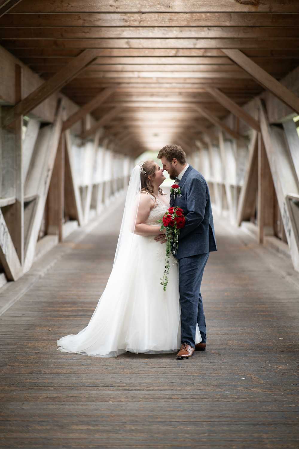 Lachendes Brautpaar – authentische Hochzeitsmomente